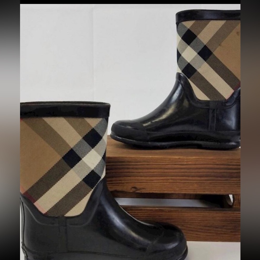 Authentic Burberry Girl's Black/Plaid Rubber Boots Sole Measurement: 8" L, 3" W